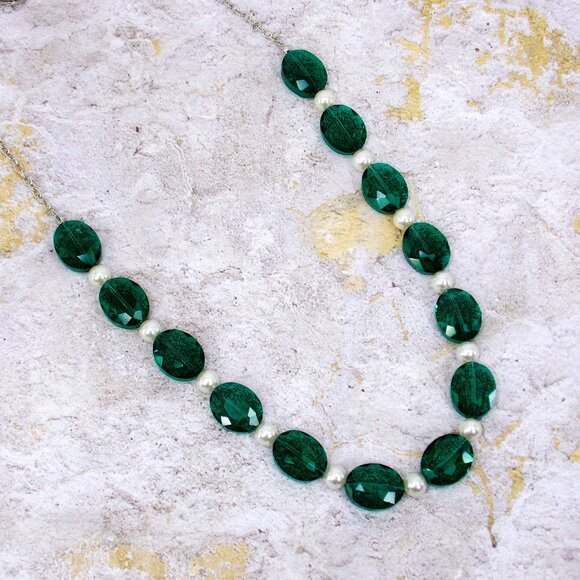 Green glass and white pearl bead necklace with large oval facet cut green beads. - Picture 8 of 11